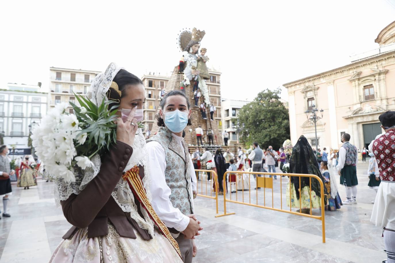 Los falleros se reencuentran con la Virgen este viernes 3 de septiembre, en las que pasarán a la historia como las Fallas más atípicas por las restricciones de la pandemia. Las comisiones vuelven a recorrer las calles de Valencia tras la cancelación de las fiestas el pasado 2020.