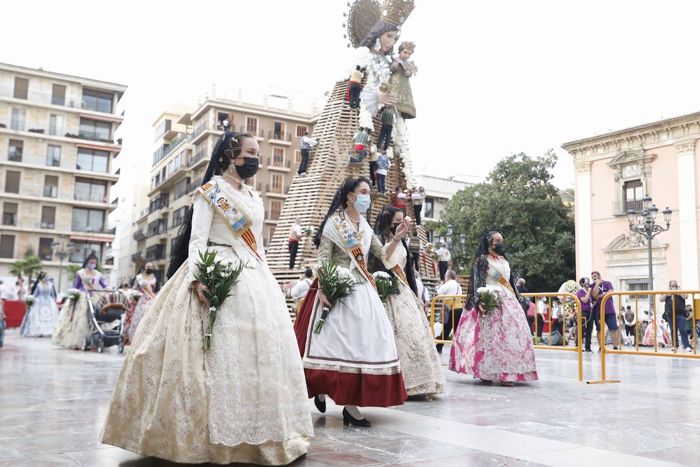 Los falleros se reencuentran con la Virgen este viernes 3 de septiembre, en las que pasarán a la historia como las Fallas más atípicas por las restricciones de la pandemia. Las comisiones vuelven a recorrer las calles de Valencia tras la cancelación de las fiestas el pasado 2020.