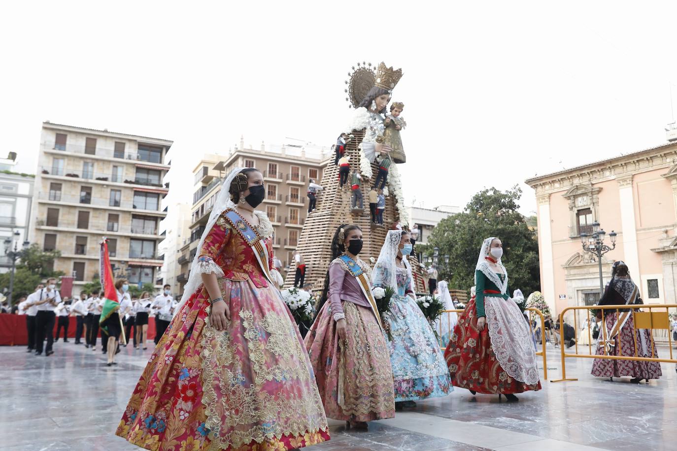 Los falleros se reencuentran con la Virgen este viernes 3 de septiembre, en las que pasarán a la historia como las Fallas más atípicas por las restricciones de la pandemia. Las comisiones vuelven a recorrer las calles de Valencia tras la cancelación de las fiestas el pasado 2020.