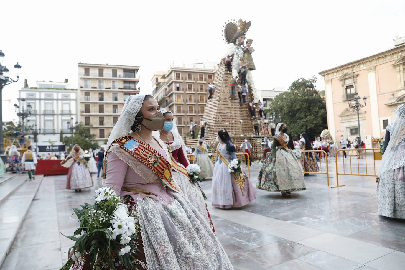 Los falleros se reencuentran con la Virgen este viernes 3 de septiembre, en las que pasarán a la historia como las Fallas más atípicas por las restricciones de la pandemia. Las comisiones vuelven a recorrer las calles de Valencia tras la cancelación de las fiestas el pasado 2020.