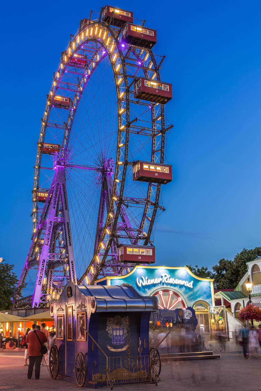 NORIA DE RIESENRAD (VIENA) | Construida en 1897 en el parque de atracciones de Wurstelprater, durante sesenta años fue la noria más alta del mundo. La belleza de su construcción y su huella en la historia la han convertido en un símbolo de la ciudad y en un ejemplo de cómo adaptarse a los nuevos tiempos. Por su diseño, podría ser la más vintage de todas.