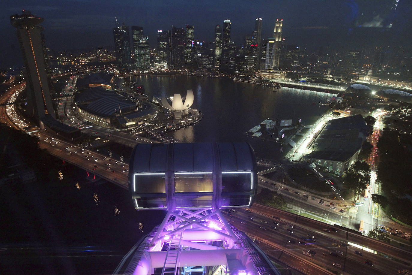 SINGAPORE FLYER (SINGAPUR) | La Singapore Flyer, con 165 metros, es la segunda noria de observación más alta del mundo. Tiene una capacidad para 784 pasajeros repartidos en 28 cápsulas del tamaño de un autobús con capacidad para 28 personas. Ofrece cócteles y champán a los visitantes, y tiene baños. Se tardan 30 minutos en dar una vuelta completa. 