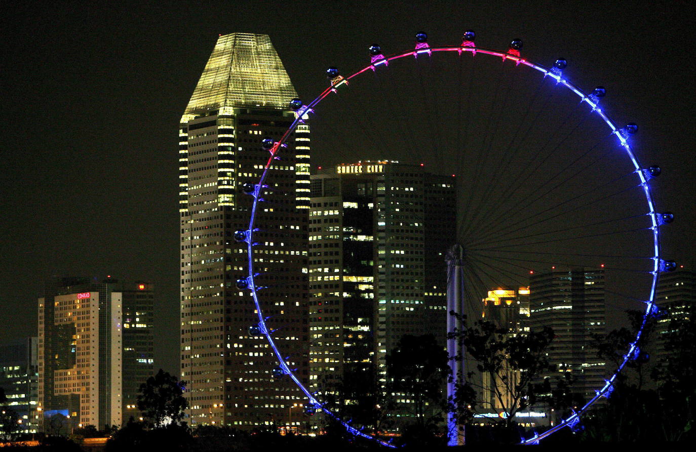 SINGAPORE FLYER (SINGAPUR) | La Singapore Flyer, con 165 metros, es la segunda noria de observación más alta del mundo. Tiene una capacidad para 784 pasajeros repartidos en 28 cápsulas del tamaño de un autobús con capacidad para 28 personas. Ofrece cócteles y champán a los visitantes, y tiene baños. Se tardan 30 minutos en dar una vuelta completa. 