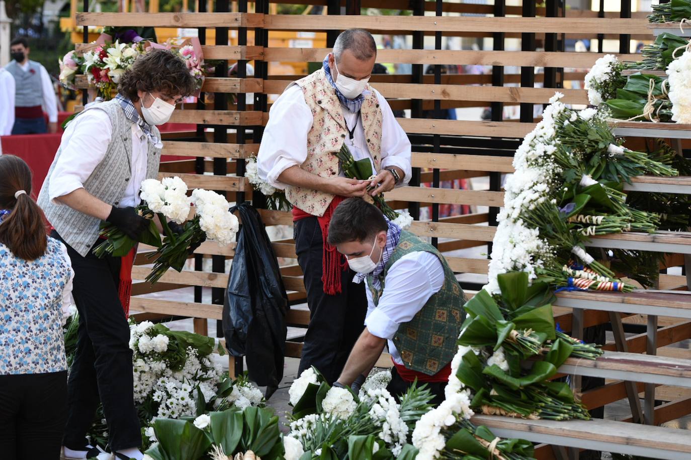 Los falleros se reencuentran con la Virgen este viernes 3 de septiembre, en las que pasarán a la historia como las Fallas más atípicas por las restricciones de la pandemia. Las comisiones vuelven a recorrer las calles de Valencia tras la cancelación de las fiestas el pasado 2020.