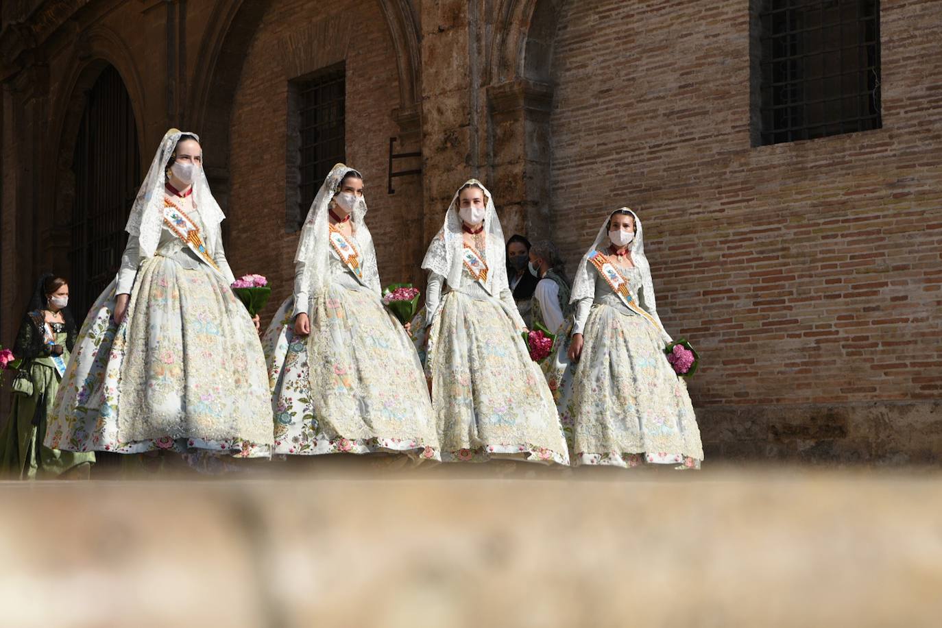 Los falleros se reencuentran con la Virgen este viernes 3 de septiembre, en las que pasarán a la historia como las Fallas más atípicas por las restricciones de la pandemia. Las comisiones vuelven a recorrer las calles de Valencia tras la cancelación de las fiestas el pasado 2020.