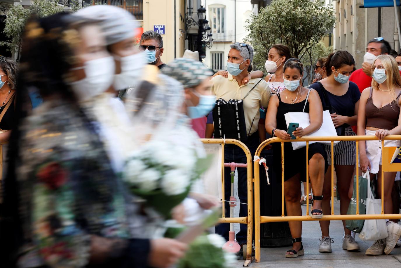 Los falleros se reencuentran con la Virgen este viernes 3 de septiembre, en las que pasarán a la historia como las Fallas más atípicas por las restricciones de la pandemia. Las comisiones vuelven a recorrer las calles de Valencia tras la cancelación de las fiestas el pasado 2020.