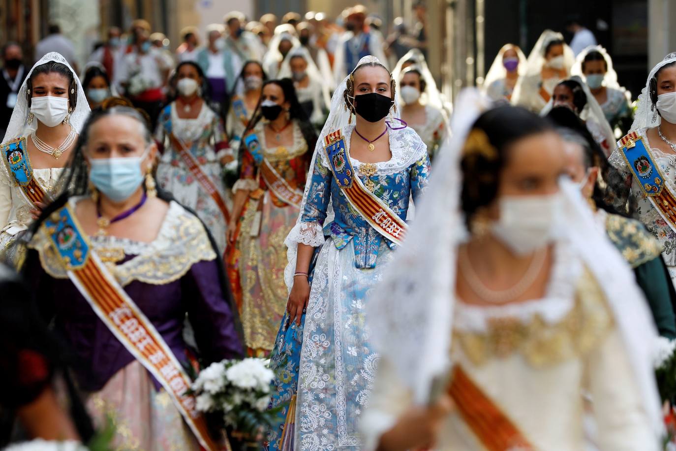 Los falleros se reencuentran con la Virgen este viernes 3 de septiembre, en las que pasarán a la historia como las Fallas más atípicas por las restricciones de la pandemia. Las comisiones vuelven a recorrer las calles de Valencia tras la cancelación de las fiestas el pasado 2020.