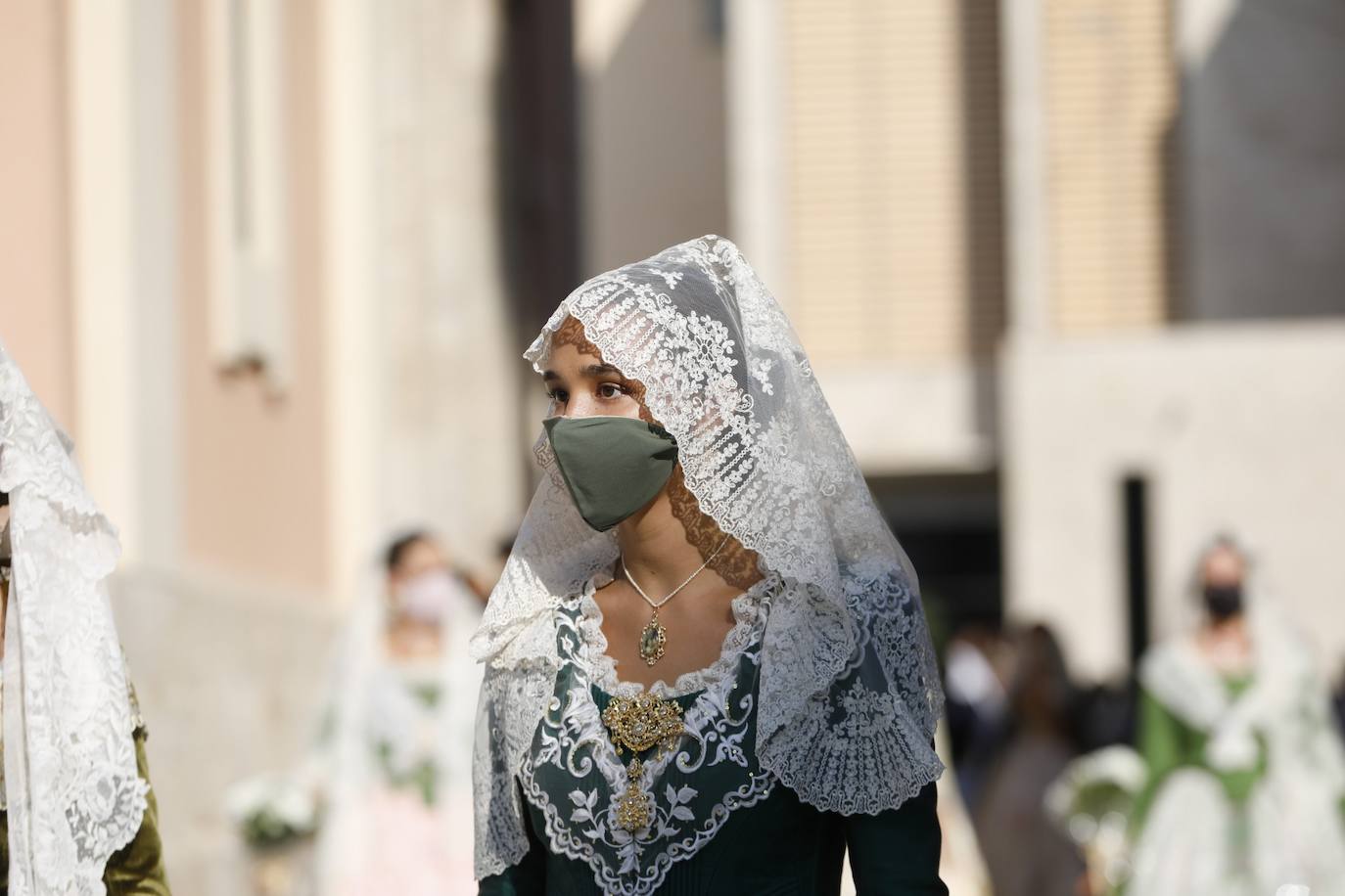 Los falleros se reencuentran con la Virgen este viernes 3 de septiembre, en las que pasarán a la historia como las Fallas más atípicas por las restricciones de la pandemia. Las comisiones vuelven a recorrer las calles de Valencia tras la cancelación de las fiestas el pasado 2020.