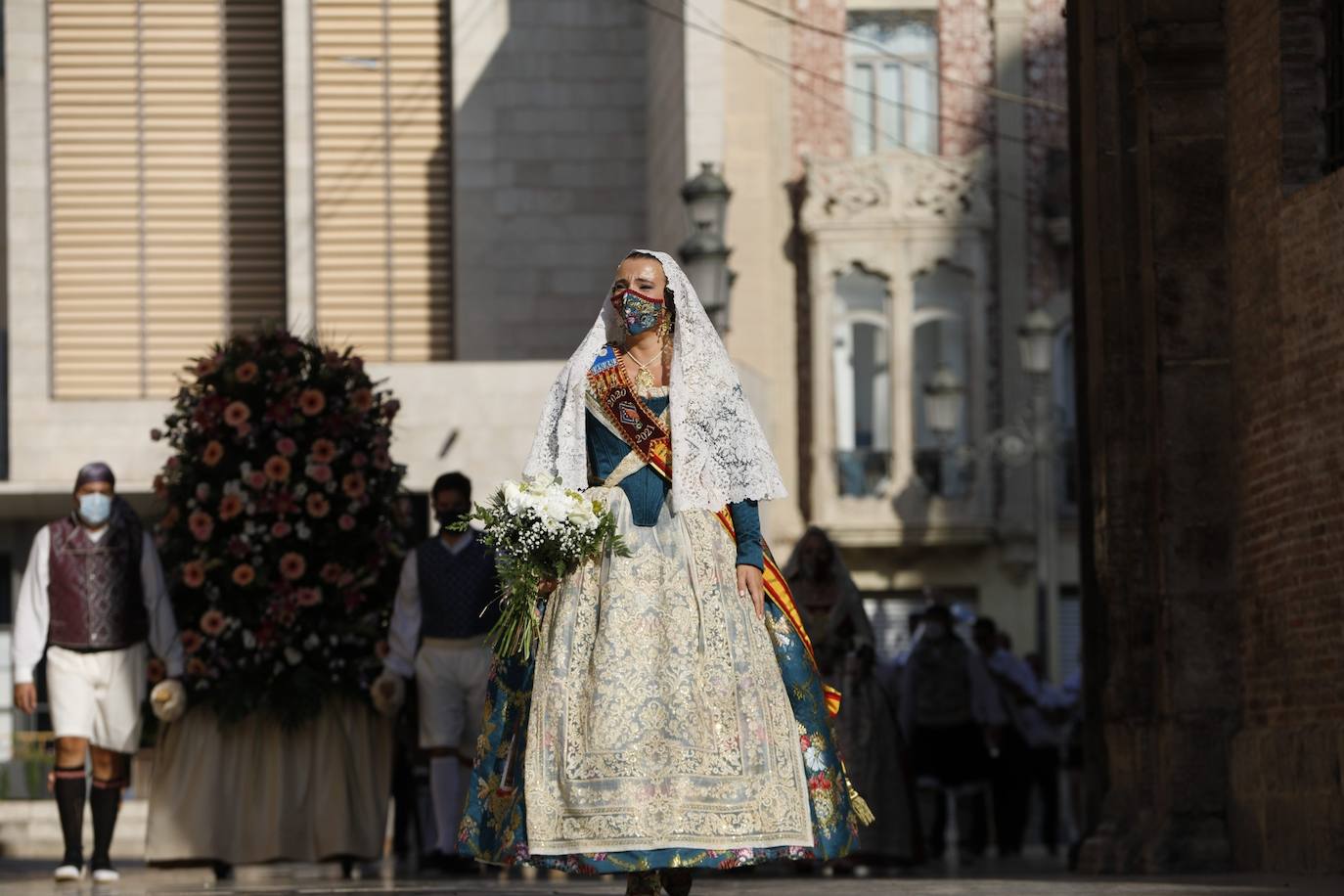 Los falleros se reencuentran con la Virgen este viernes 3 de septiembre, en las que pasarán a la historia como las Fallas más atípicas por las restricciones de la pandemia. Las comisiones vuelven a recorrer las calles de Valencia tras la cancelación de las fiestas el pasado 2020.