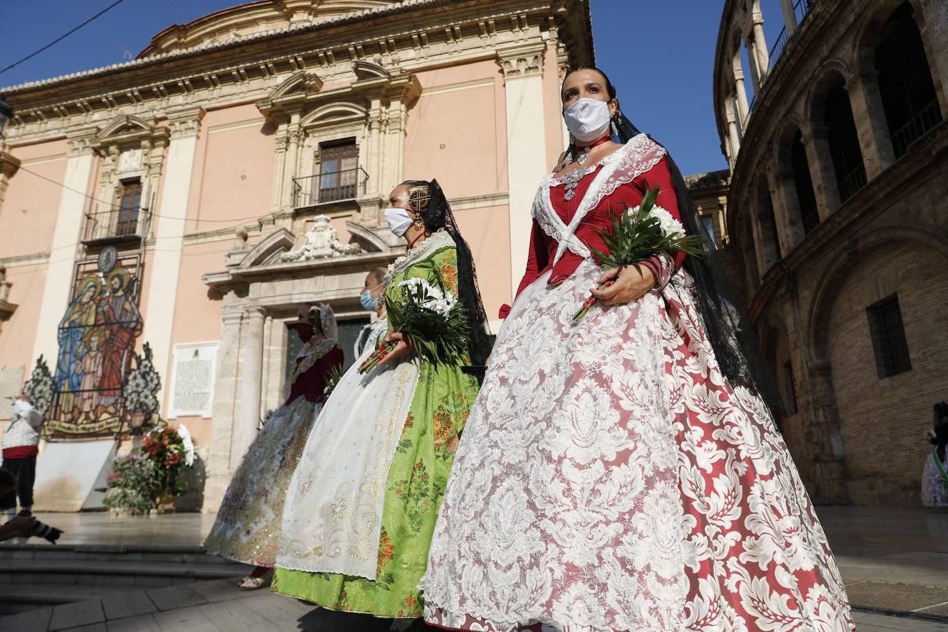 Los falleros se reencuentran con la Virgen este viernes 3 de septiembre, en las que pasarán a la historia como las Fallas más atípicas por las restricciones de la pandemia. Las comisiones vuelven a recorrer las calles de Valencia tras la cancelación de las fiestas el pasado 2020.