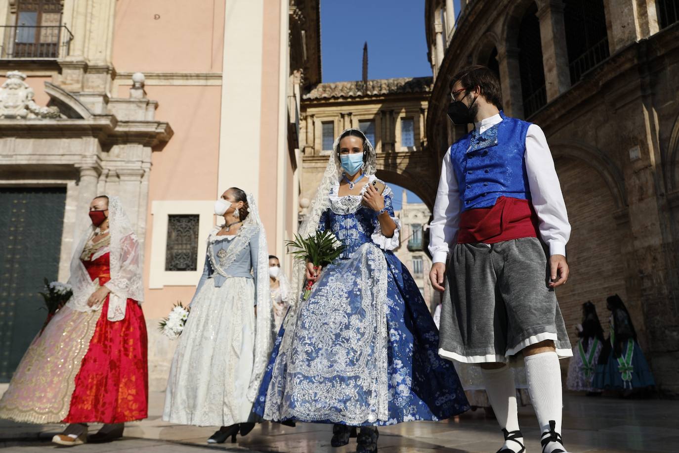 Los falleros se reencuentran con la Virgen este viernes 3 de septiembre, en las que pasarán a la historia como las Fallas más atípicas por las restricciones de la pandemia. Las comisiones vuelven a recorrer las calles de Valencia tras la cancelación de las fiestas el pasado 2020.