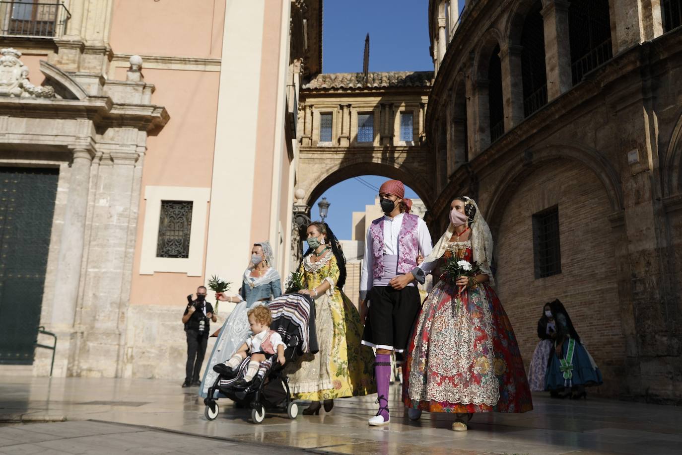 Los falleros se reencuentran con la Virgen este viernes 3 de septiembre, en las que pasarán a la historia como las Fallas más atípicas por las restricciones de la pandemia. Las comisiones vuelven a recorrer las calles de Valencia tras la cancelación de las fiestas el pasado 2020.