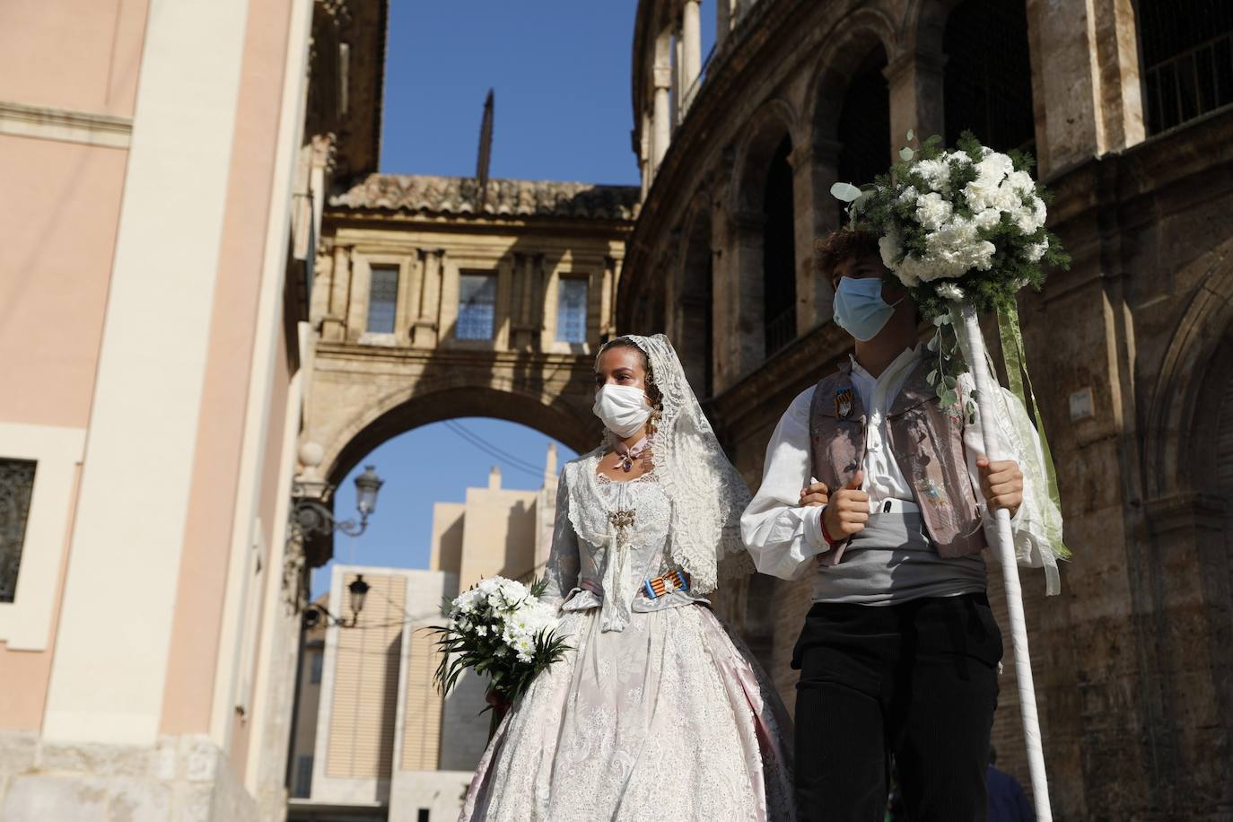 Los falleros se reencuentran con la Virgen este viernes 3 de septiembre, en las que pasarán a la historia como las Fallas más atípicas por las restricciones de la pandemia. Las comisiones vuelven a recorrer las calles de Valencia tras la cancelación de las fiestas el pasado 2020.