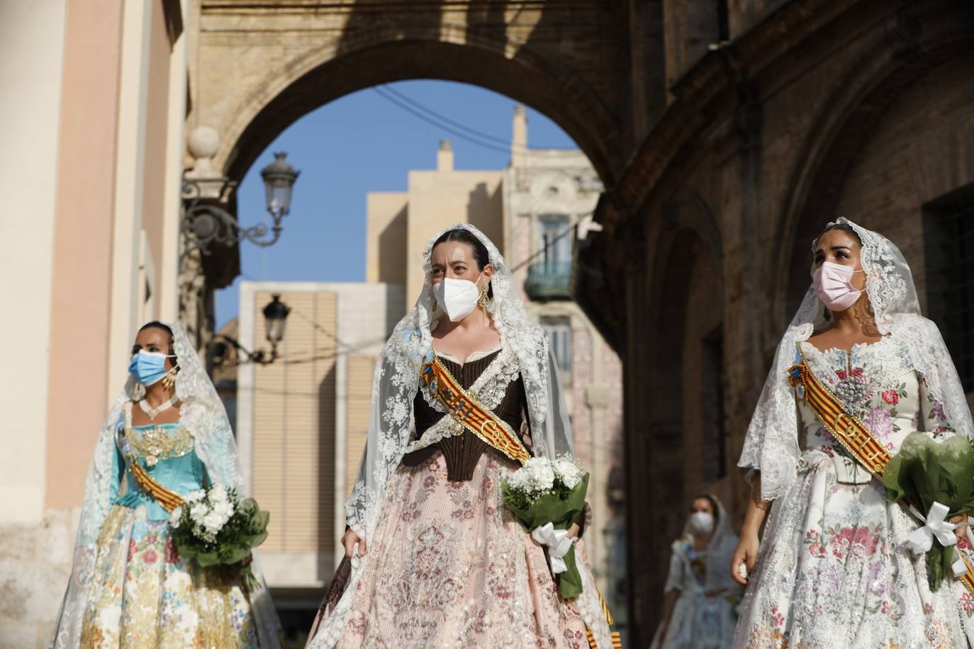 Los falleros se reencuentran con la Virgen este viernes 3 de septiembre, en las que pasarán a la historia como las Fallas más atípicas por las restricciones de la pandemia. Las comisiones vuelven a recorrer las calles de Valencia tras la cancelación de las fiestas el pasado 2020.