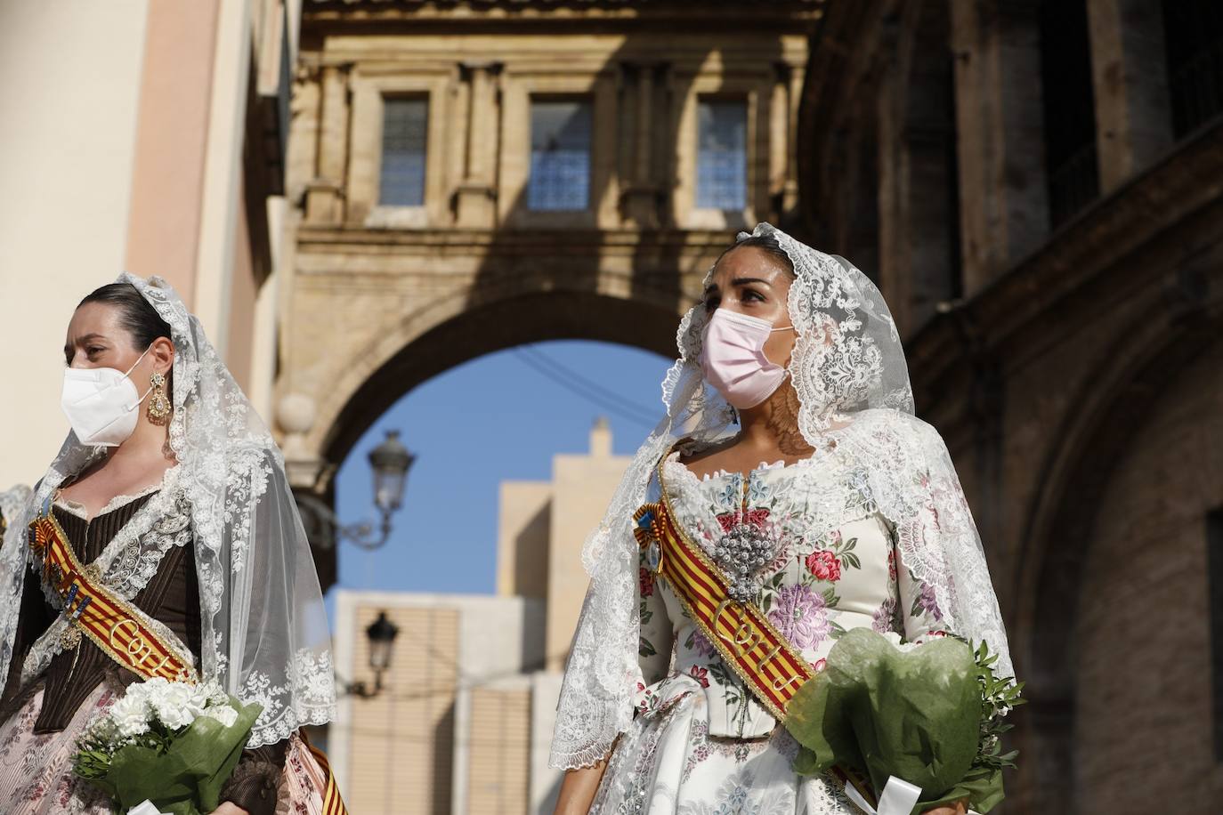 Los falleros se reencuentran con la Virgen este viernes 3 de septiembre, en las que pasarán a la historia como las Fallas más atípicas por las restricciones de la pandemia. Las comisiones vuelven a recorrer las calles de Valencia tras la cancelación de las fiestas el pasado 2020.