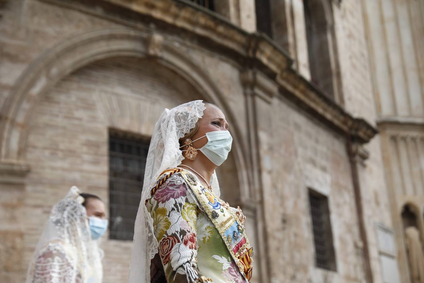 Los falleros se reencuentran con la Virgen este viernes 3 de septiembre, en las que pasarán a la historia como las Fallas más atípicas por las restricciones de la pandemia. Las comisiones vuelven a recorrer las calles de Valencia tras la cancelación de las fiestas el pasado 2020.