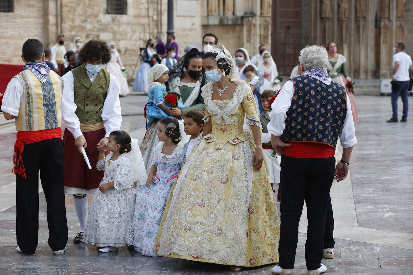 Las falleras llegan a la playa de la Virgen en la mañana del segundo día de la Ofrenda.