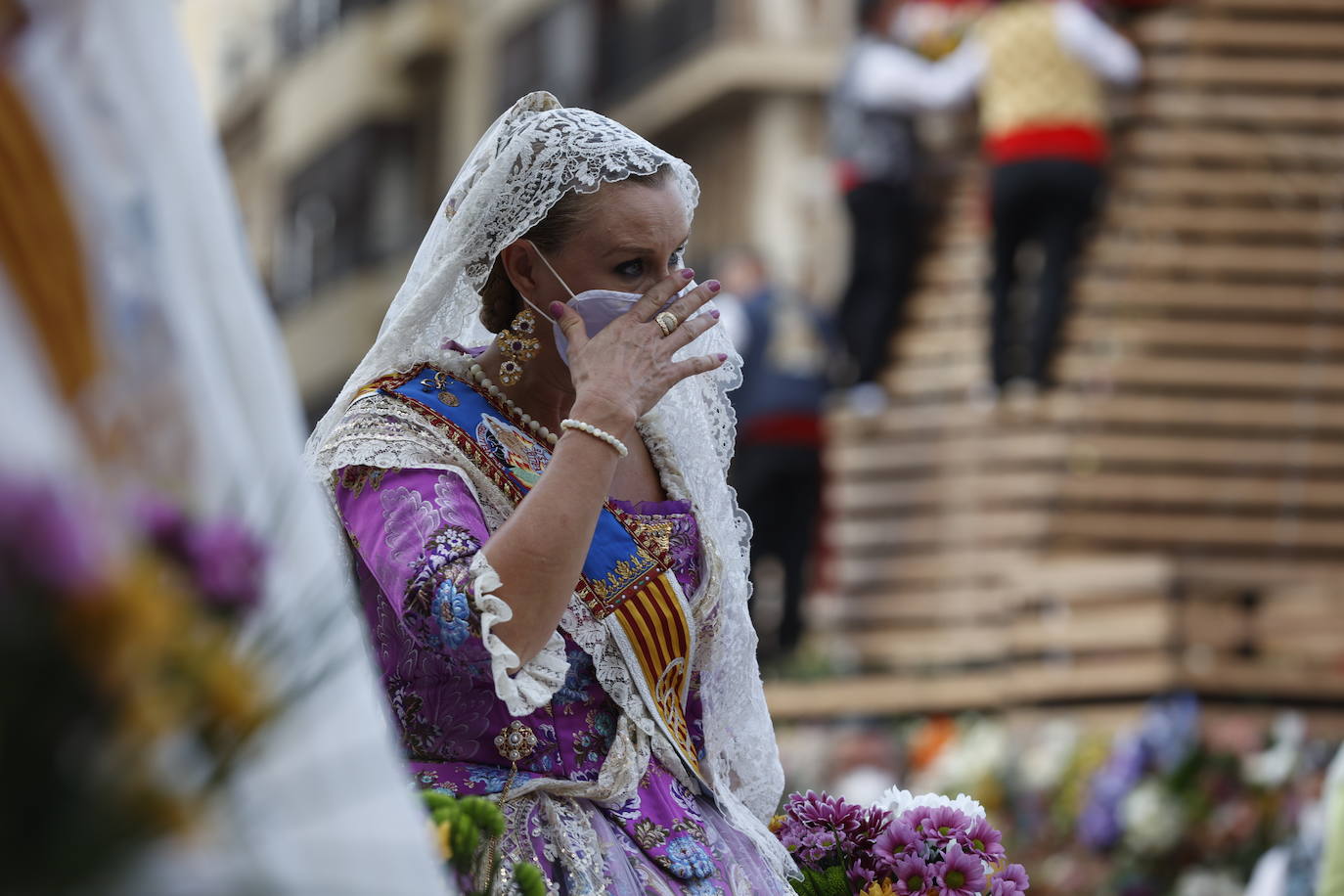 Las falleras llegan a la playa de la Virgen en la mañana del segundo día de la Ofrenda.