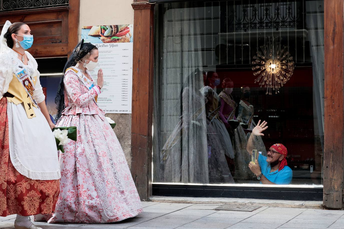 Fotos: Segundo día de Ofrenda de las Fallas 2021