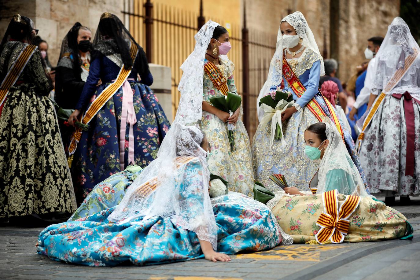 Los falleros llegan a la playa de la Virgen en la mañana del segundo día de la Ofrenda.