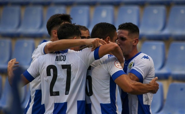 Los jugadores del Hércules felicitan a Pedro Sánchez tras anotar el primer tanto del partido. 