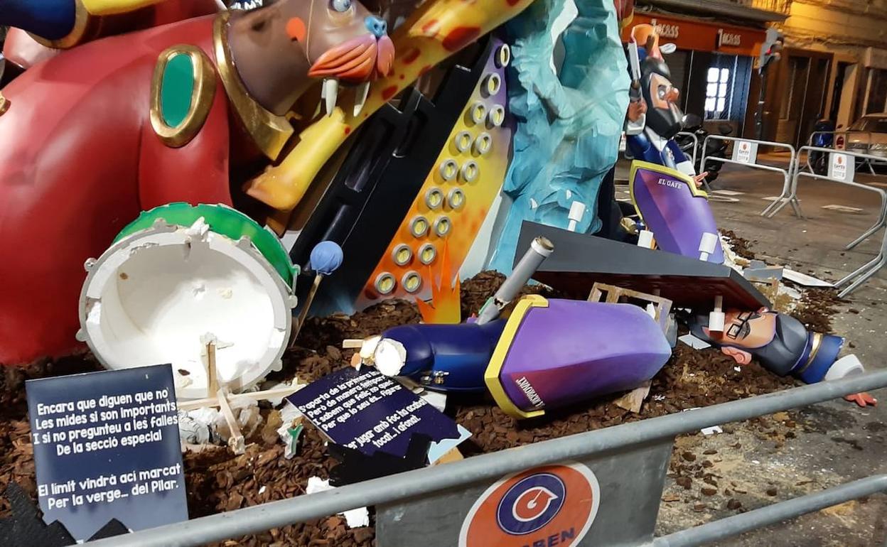 Falla Ramiro de Maeztu-Los Leones | Destrozan los ninots de Galiana, Fuset y una sirena de la comisión de la fallera mayor infantil de Valencia