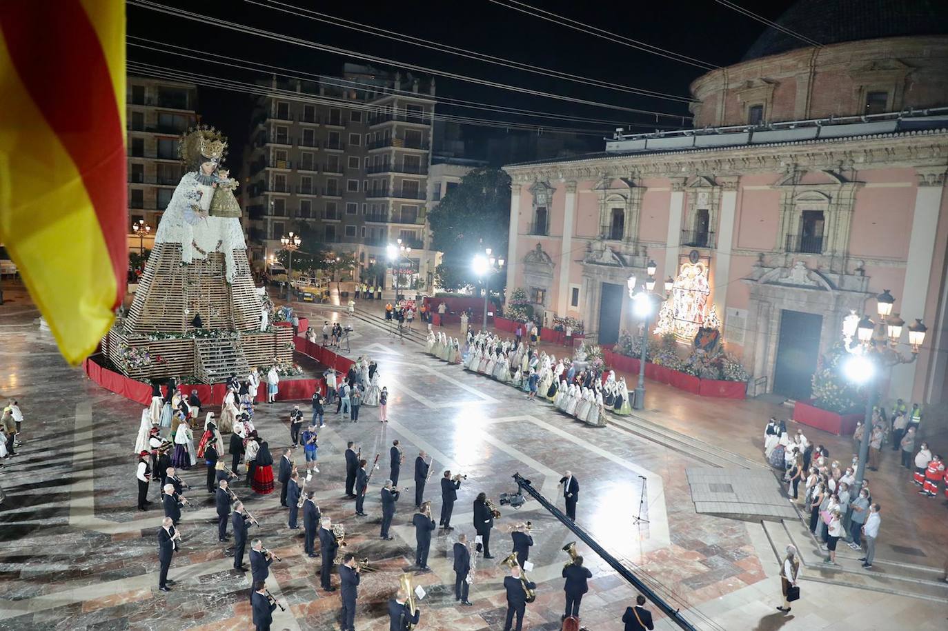 Los falleros se reencuentran con la Virgen este viernes 3 de septiembre, en las que pasarán a la historia como las Fallas más atípicas por las restricciones de la pandemia. Las comisiones vuelven a recorrer las calles de Valencia tras la cancelación de las fiestas el pasado 2020.