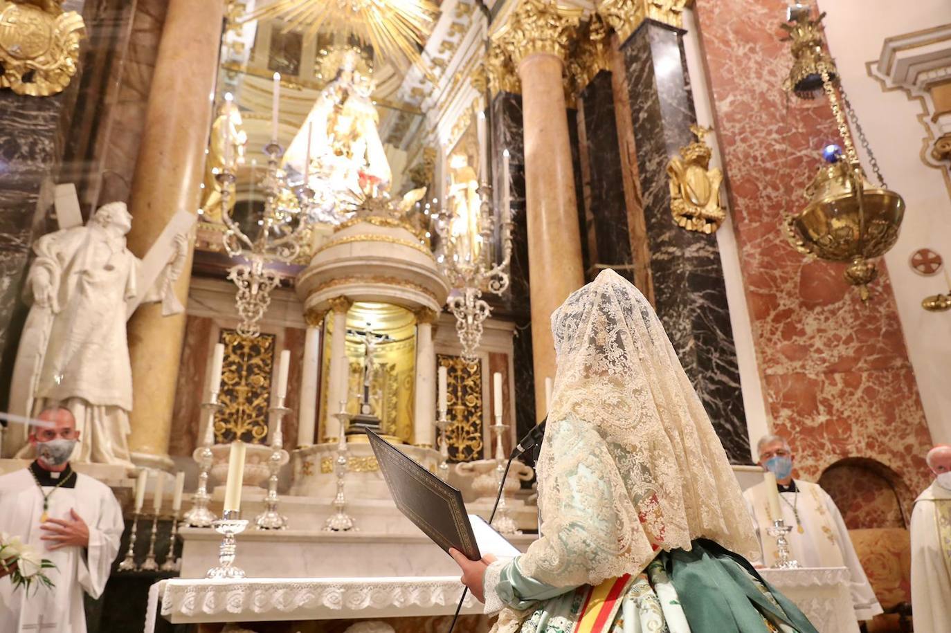 Los falleros se reencuentran con la Virgen este viernes 3 de septiembre, en las que pasarán a la historia como las Fallas más atípicas por las restricciones de la pandemia. Las comisiones vuelven a recorrer las calles de Valencia tras la cancelación de las fiestas el pasado 2020.