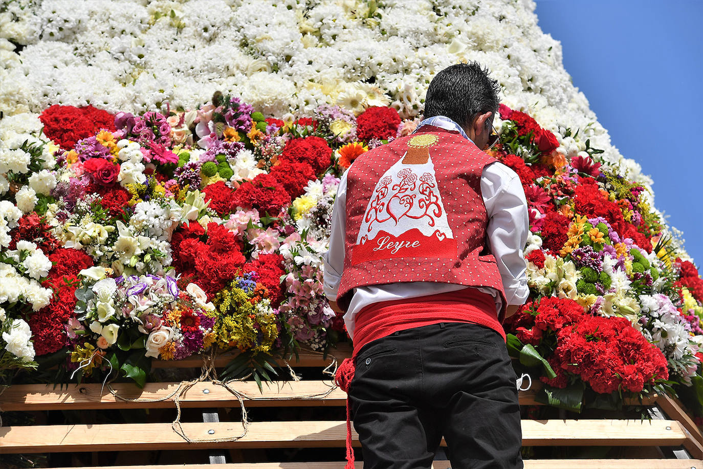 Los falleros llegan a la playa de la Virgen en la mañana del segundo día de la Ofrenda.