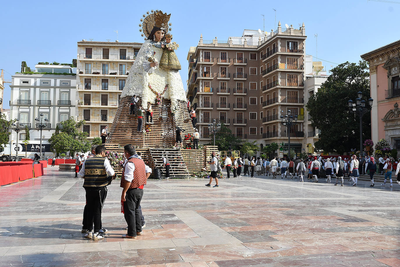 Los falleros llegan a la playa de la Virgen en la mañana del segundo día de la Ofrenda.