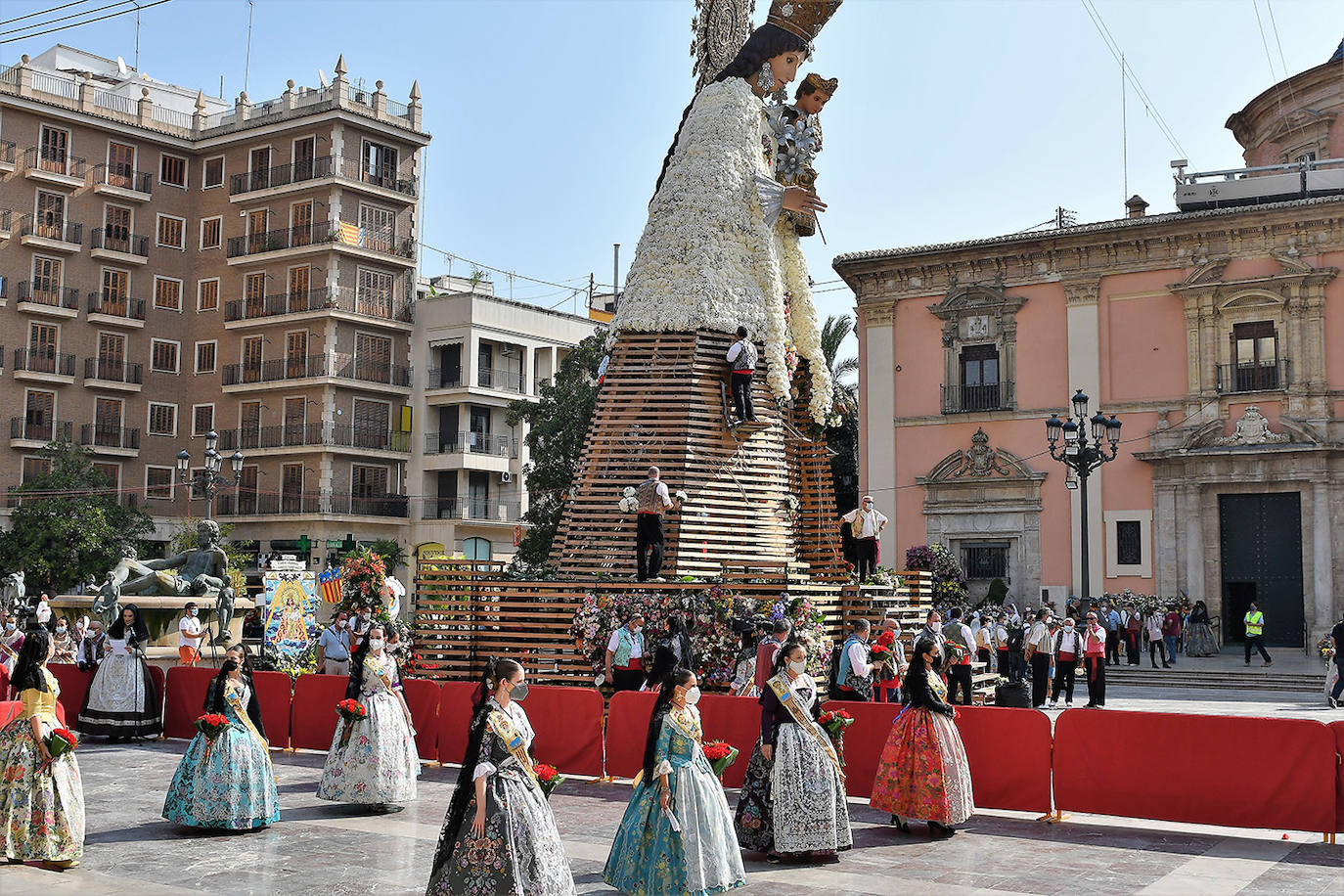 Los falleros llegan a la playa de la Virgen en la mañana del segundo día de la Ofrenda.