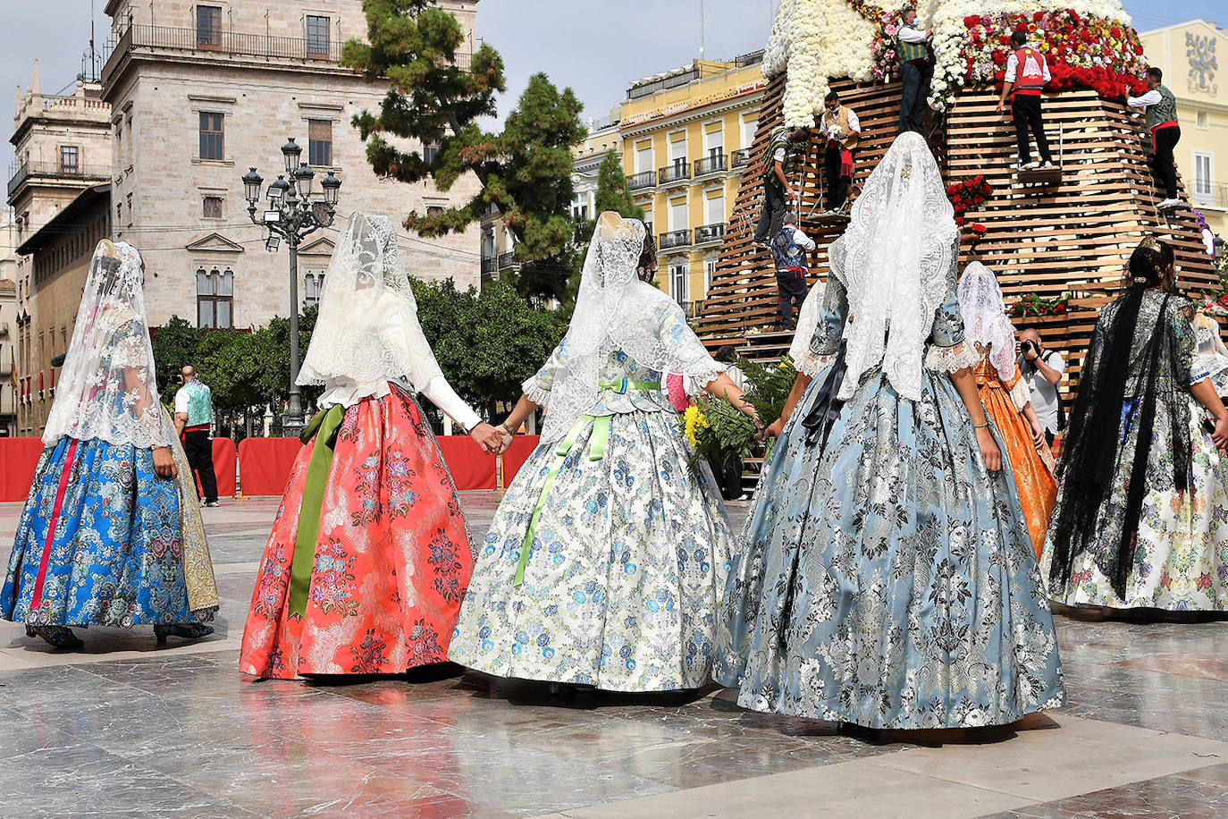 Los falleros llegan a la playa de la Virgen en la mañana del segundo día de la Ofrenda.