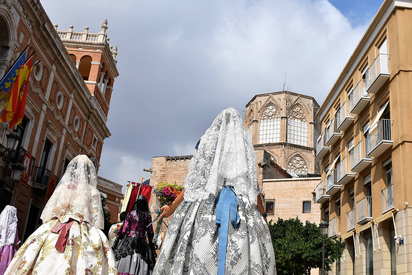 Los falleros llegan a la playa de la Virgen en la mañana del segundo día de la Ofrenda.