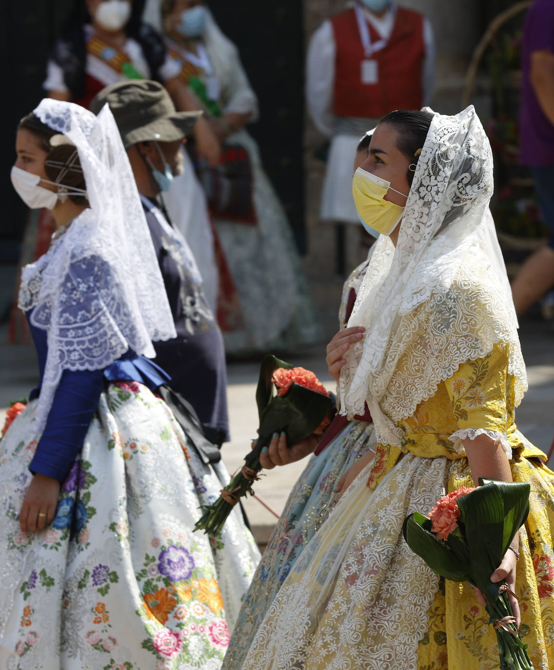 Los falleros llegan a la playa de la Virgen en la mañana del segundo día de la Ofrenda.