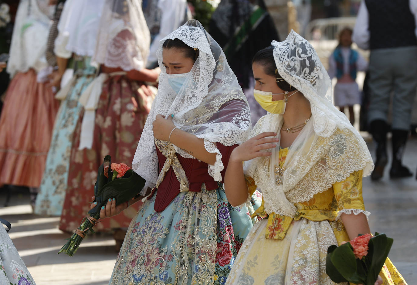 Los falleros llegan a la playa de la Virgen en la mañana del segundo día de la Ofrenda.