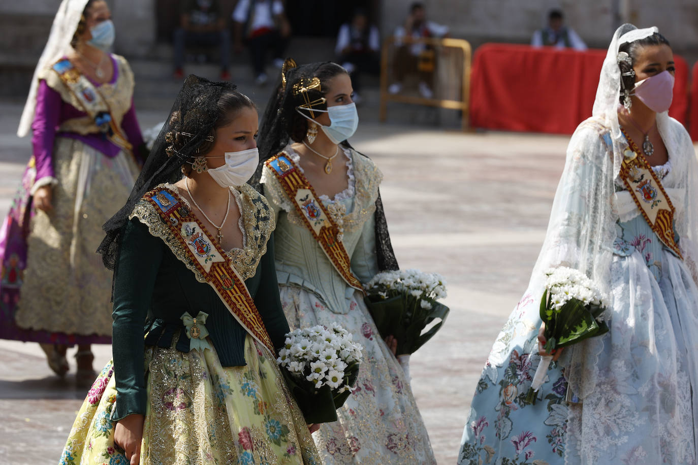 Los falleros llegan a la playa de la Virgen en la mañana del segundo día de la Ofrenda.