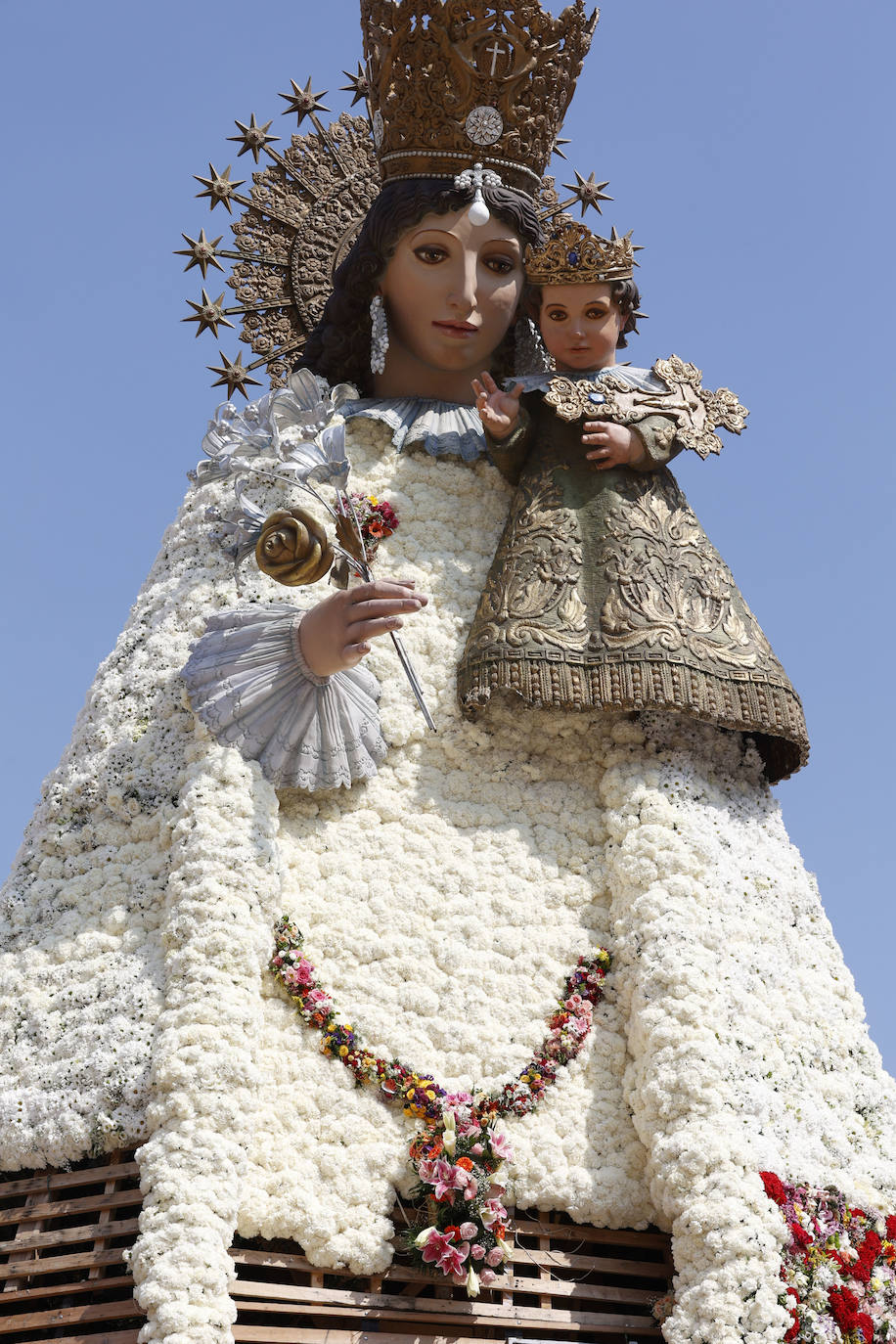 Los falleros llegan a la playa de la Virgen en la mañana del segundo día de la Ofrenda.