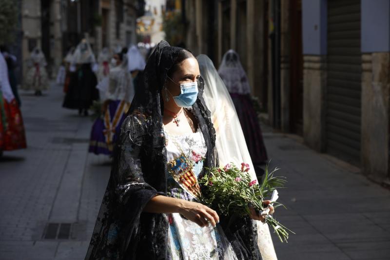 Los falleros llegan a la playa de la Virgen en la mañana del segundo día de la Ofrenda.