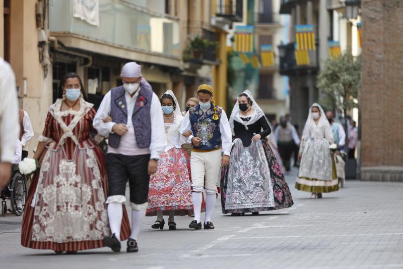 Los falleros llegan a la playa de la Virgen en la mañana del segundo día de la Ofrenda.