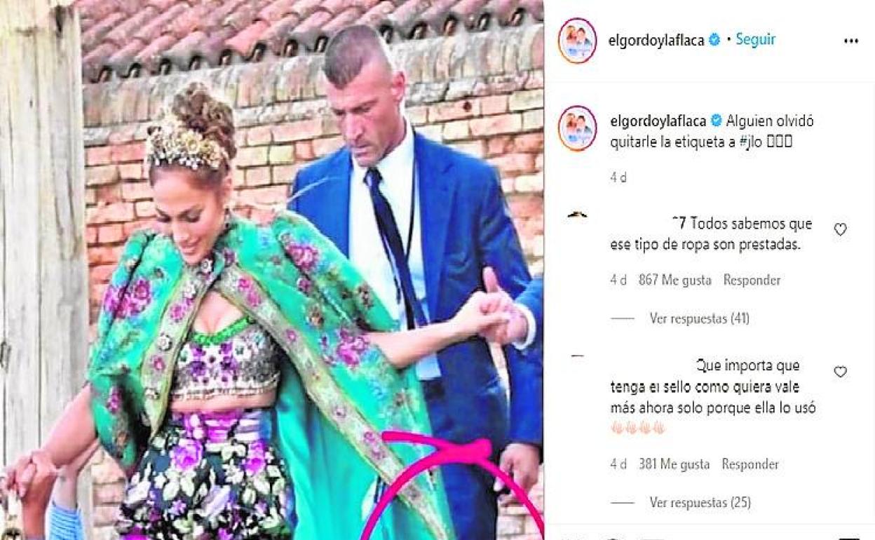 Jennifer Lopez vestida de Dolce & Gabbana, etiqueta incluida, en Venecia. 