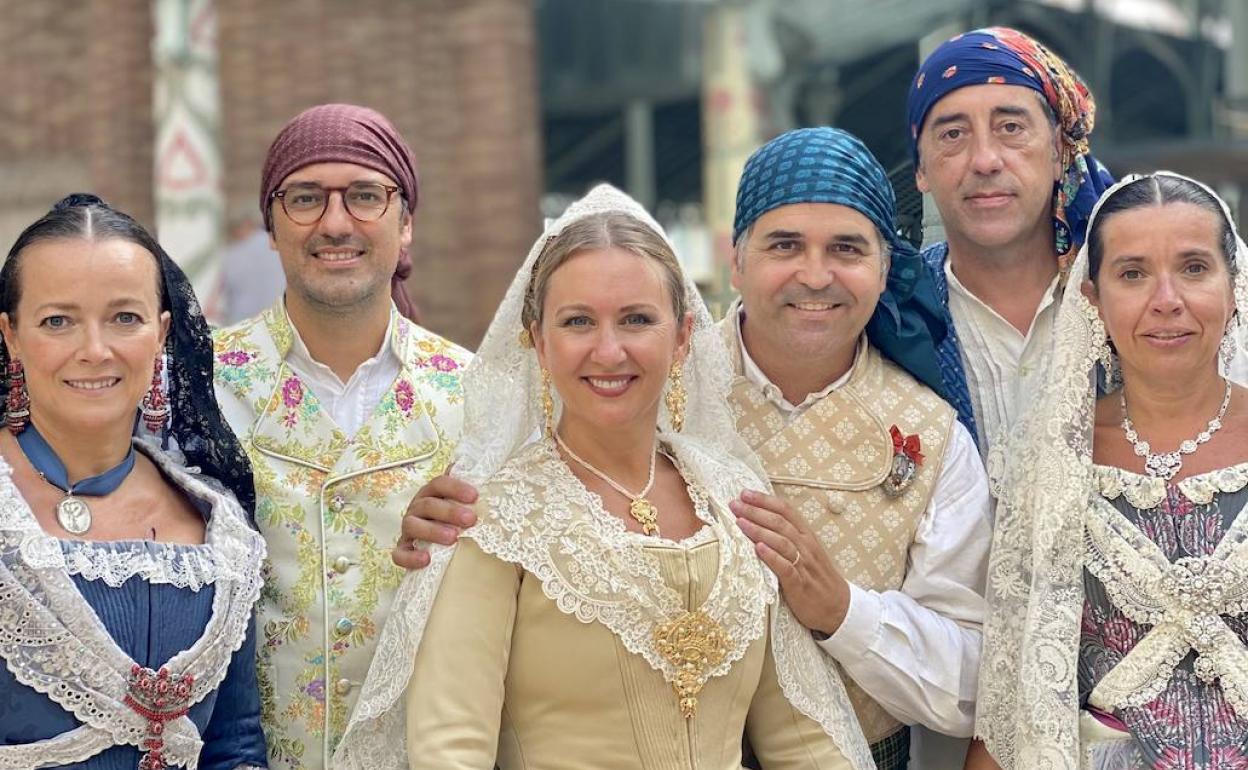 Pepa Bargues, Javier Delgado, Ana García-Conde, Pablo Jordán, Roberto Rodríguez y María José Jorques de la falla Conde Salvatierra-Cirilo Amorós en el Mercado de Colón.