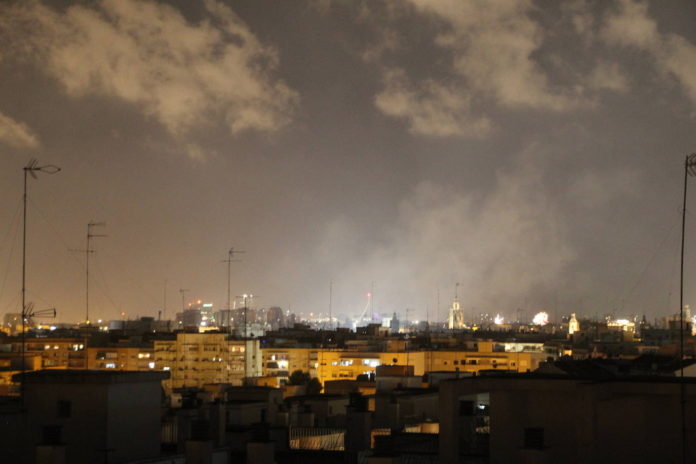 Fotos: El cielo de Valencia se llena de castillos y de columnas de humo negro