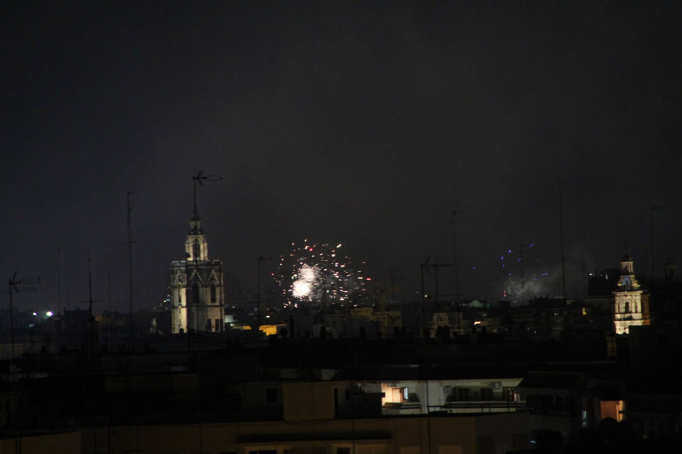 Fotos: El cielo de Valencia se llena de castillos y de columnas de humo negro