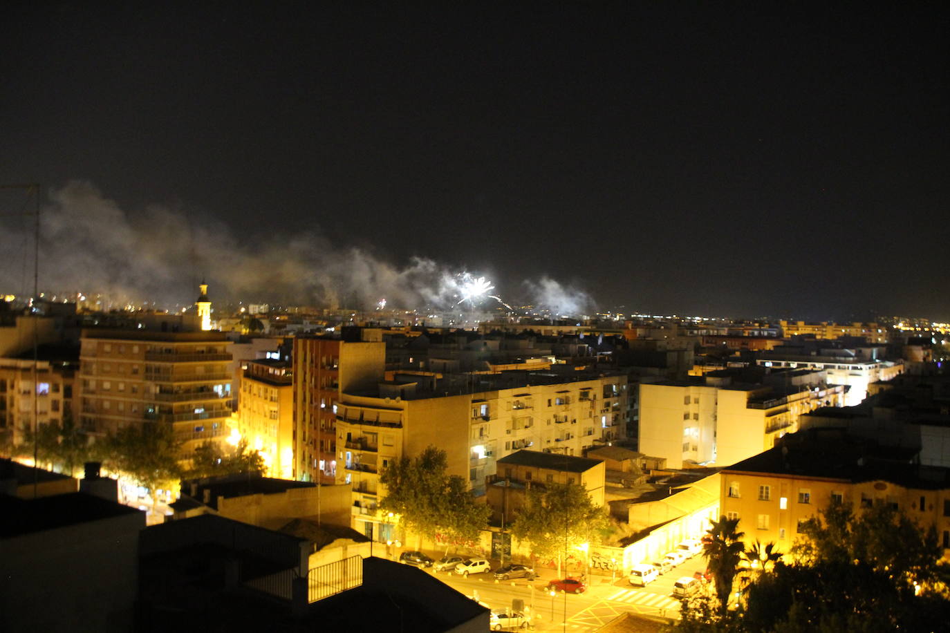 Fotos: El cielo de Valencia se llena de castillos y de columnas de humo negro