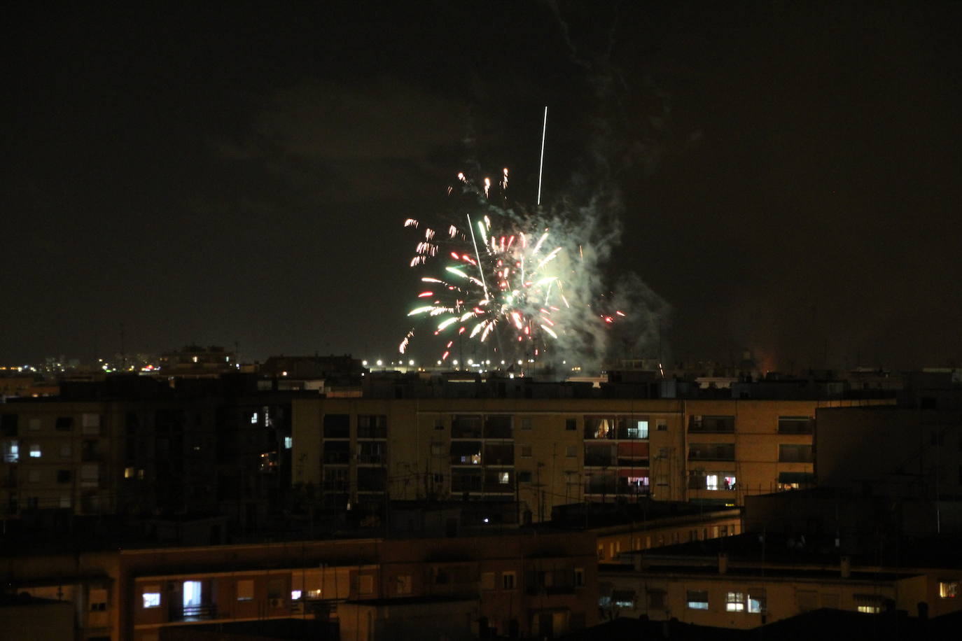 Fotos: El cielo de Valencia se llena de castillos y de columnas de humo negro