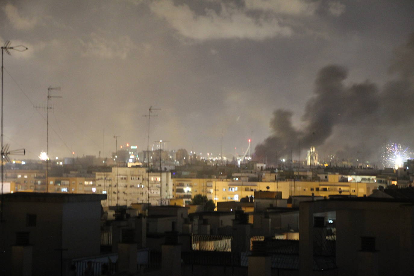 Fotos: El cielo de Valencia se llena de castillos y de columnas de humo negro