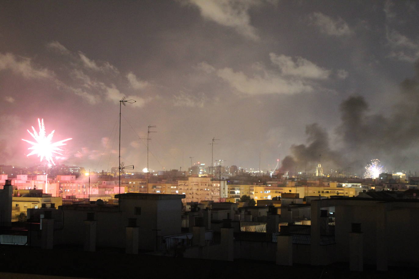 Fotos: El cielo de Valencia se llena de castillos y de columnas de humo negro