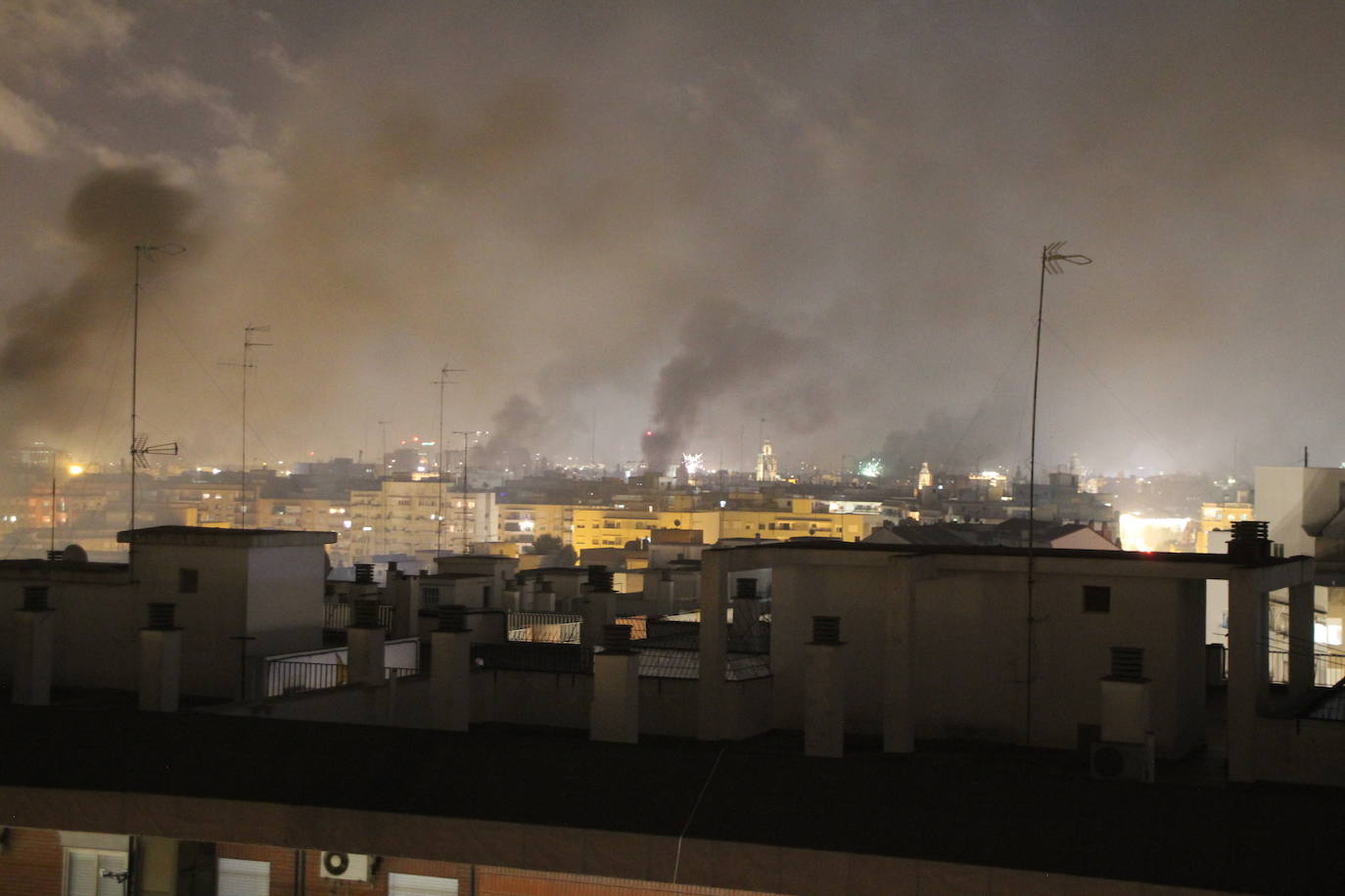 Fotos: El cielo de Valencia se llena de castillos y de columnas de humo negro