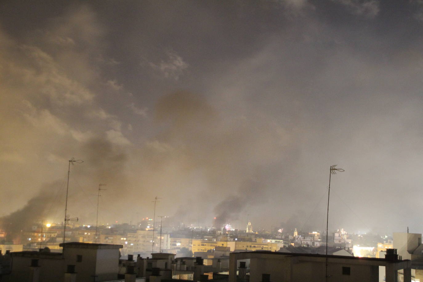 Fotos: El cielo de Valencia se llena de castillos y de columnas de humo negro