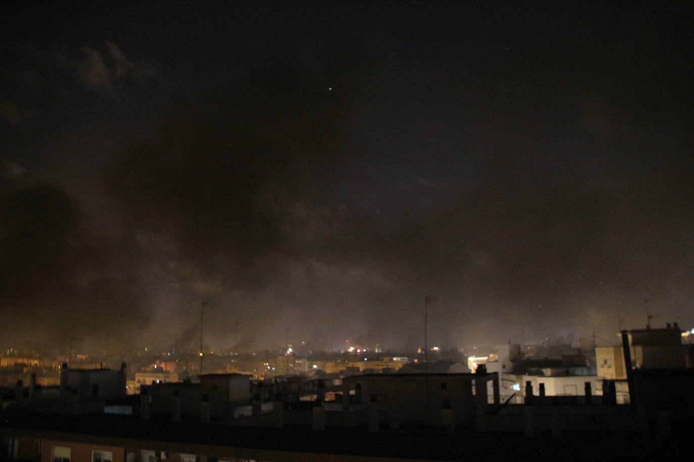 Fotos: El cielo de Valencia se llena de castillos y de columnas de humo negro